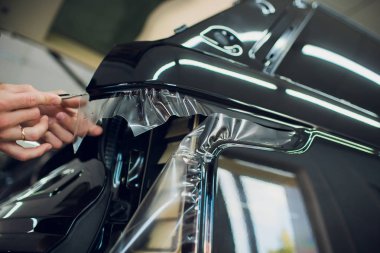 Çalışan eller yükler araba boya koruma film sarma.