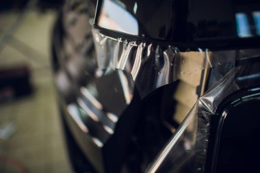 Çalışan eller yükler araba boya koruma film sarma.