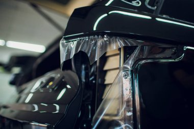 Çalışan eller yükler araba boya koruma film sarma.