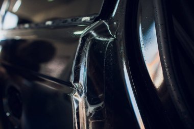 Çalışan eller yükler araba boya koruma film sarma.