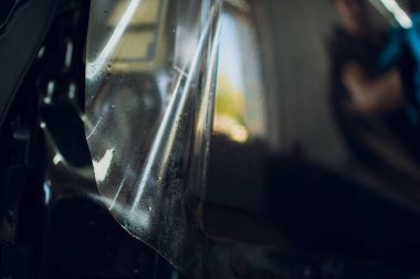 Çalışan eller yükler araba boya koruma film sarma.