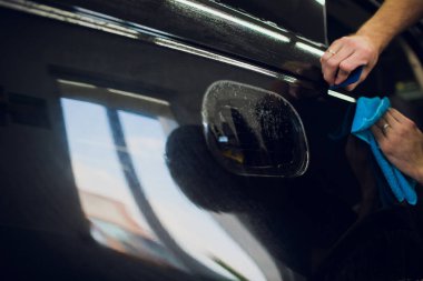 Çalışan eller yükler araba boya koruma film sarma.