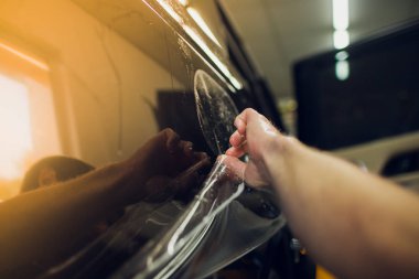 Çalışan eller yükler araba boya koruma film sarma.