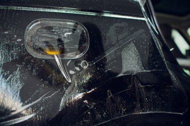 Çalışan eller yükler araba boya koruma film sarma.