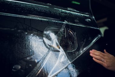 Çalışan eller yükler araba boya koruma film sarma.