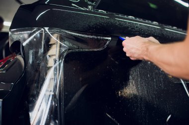 Çalışan eller yükler araba boya koruma film sarma.