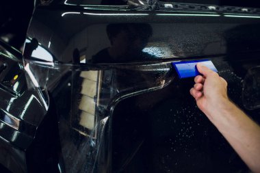 Çalışan eller yükler araba boya koruma film sarma.