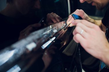 Çalışan eller yükler araba boya koruma film sarma.