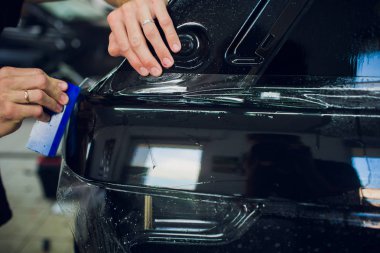 Çalışan eller yükler araba boya koruma film sarma.