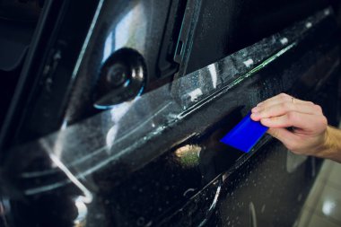 Çalışan eller yükler araba boya koruma film sarma.