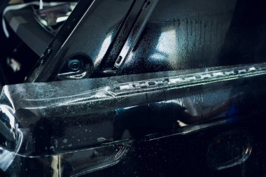 Çalışan eller yükler araba boya koruma film sarma.