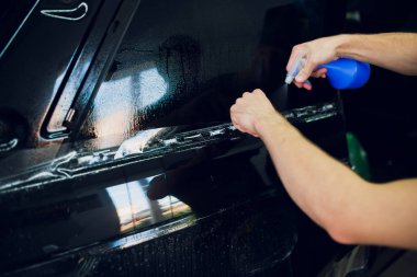 Çalışan eller yükler araba boya koruma film sarma.