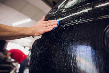 yükleme bir koruyucu film Oto, uzman nem ve sıvı, bez mikrofiber kullanarak kurtulur