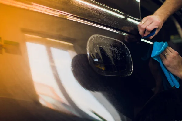 Pracovní ruce nainstaluje car paint ochrany fólie. — Stock fotografie