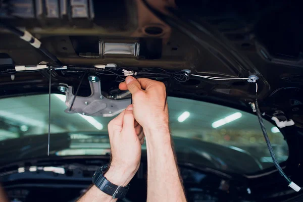 Mecánico instalación de motor de cerradura de puerta central del coche . — Foto de Stock