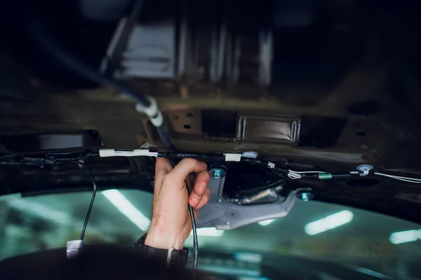 Mecánico instalación de motor de cerradura de puerta central del coche . — Foto de Stock