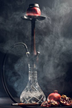 Nargile kömürü nargile kupa siyah arka plan ile. Şık oryantal shisha. Garnet