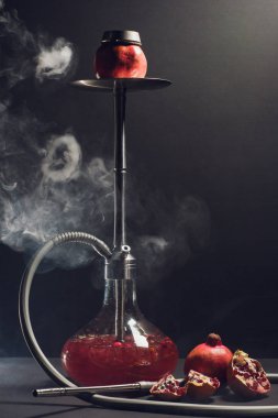 Nargile kömürü nargile kupa siyah arka plan ile. Şık oryantal shisha. Garnet