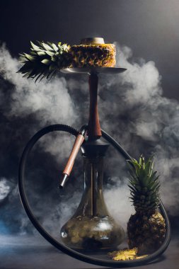 Nargile kömürü nargile kupa siyah arka plan ile. Şık oryantal shisha. ananas