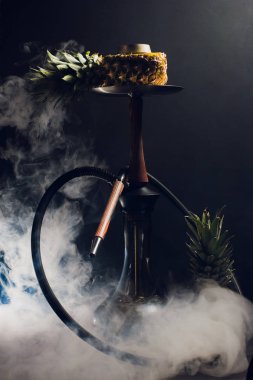 Nargile kömürü nargile kupa siyah arka plan ile. Şık oryantal shisha. ananas