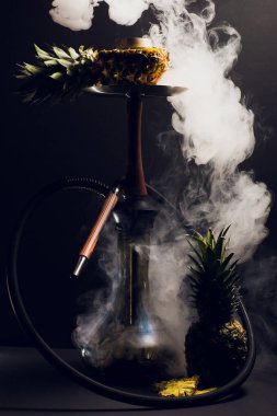 Nargile kömürü nargile kupa siyah arka plan ile. Şık oryantal shisha. ananas