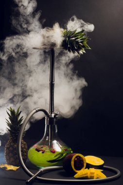 Nargile kömürü nargile kupa siyah arka plan ile. Şık oryantal shisha. ananas, mango