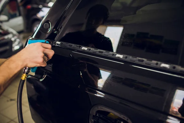 Instalación Una Película Protectora Automática Especialista Deshace Humedad Líquido Soplando —  Fotos de Stock