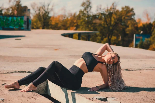Büyük şehirde bir gökdelenin çatı üzerinde yoga yaparken kadın. — Stok fotoğraf