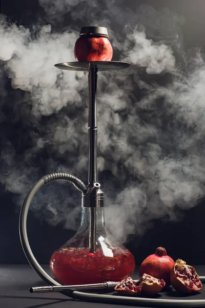 Carbón caliente Hookah en tazón de shisha con fondo negro. Elegante shisha oriental. Granate — Foto de Stock