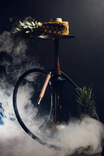 Carbón caliente Hookah en tazón de shisha con fondo negro. Elegante shisha oriental. ananá — Foto de Stock
