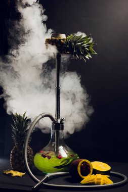 Nargile kömürü nargile kupa siyah arka plan ile. Şık oryantal shisha. ananas, mango