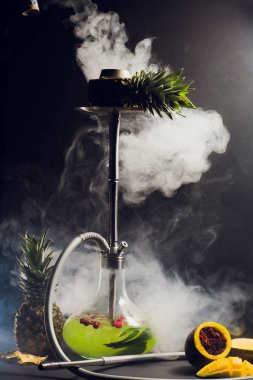 Nargile kömürü nargile kupa siyah arka plan ile. Şık oryantal shisha. ananas, mango