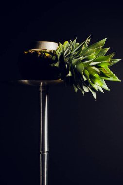 Nargile kömürü nargile kupa siyah arka plan ile. Şık oryantal shisha. bir ananas