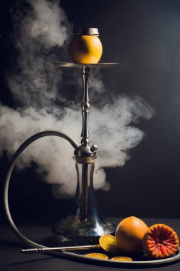 Nargile kömürü nargile kupa siyah arka plan ile. Şık oryantal shisha. greyfurt