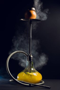 Nargile kömürü nargile kupa siyah arka plan ile. Şık oryantal shisha.