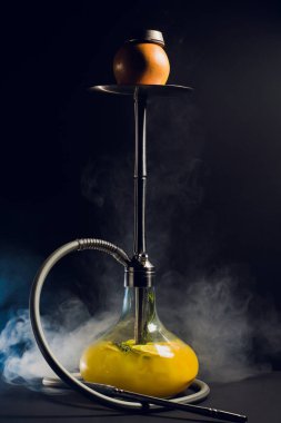 Nargile kömürü nargile kupa siyah arka plan ile. Şık oryantal shisha.