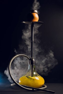 Nargile kömürü nargile kupa siyah arka plan ile. Şık oryantal shisha.