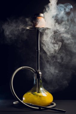 Nargile kömürü nargile kupa siyah arka plan ile. Şık oryantal shisha.
