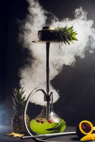 Carbón caliente Hookah en tazón de shisha con fondo negro. Elegante shisha oriental. piña, mango — Foto de Stock