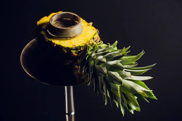 Carvão quente Hookah na tigela shisha com fundo preto. Shisha oriental elegante. um ananás — Fotografia de Stock