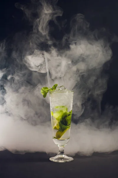Beau cocktail isolé avec fumée de glace sèche . — Photo