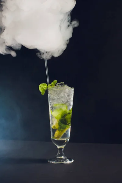 Beau cocktail isolé avec fumée de glace sèche . — Photo