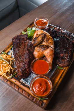 Izgara biftek sebze ve otlar ile servis peçete ile dekore edilmiş rustik ahşap tahta üzerinde