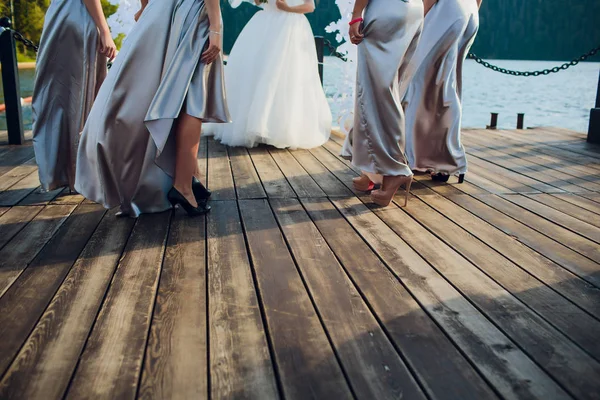 Close of of feet of a bride and her bridesmaids. — Stock Photo, Image