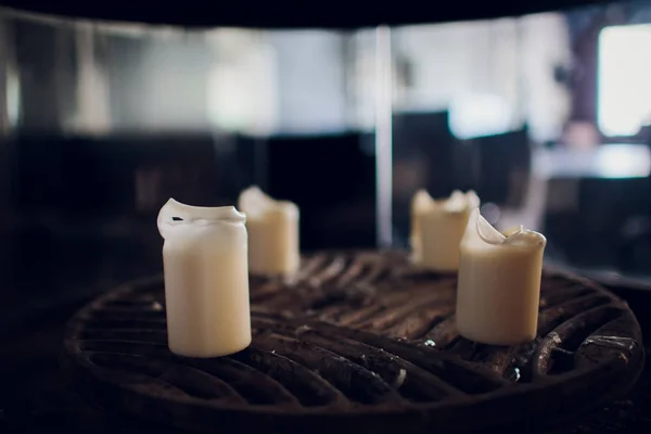 Velas brancas na mesa do restaurante . — Fotografia de Stock