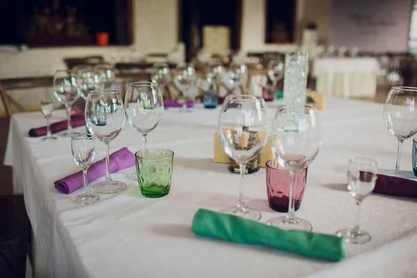 Restoranda boş bardaklar var. İç kısmın parçası.