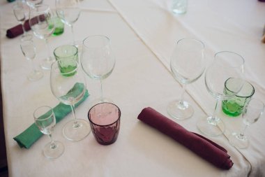 Restoranda boş bardaklar var. İç kısmın parçası.