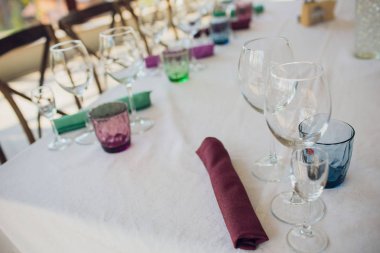 Restoranda boş bardaklar var. İç kısmın parçası.