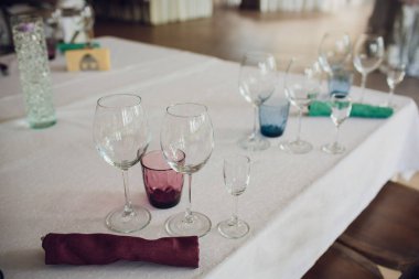 Restoranda boş bardaklar var. İç kısmın parçası.