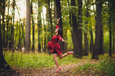 Mutlu güzel genç kadın arka plan ağaçlarda ile yaz Park özgürlüğün dans. Yaz Sarayı park.